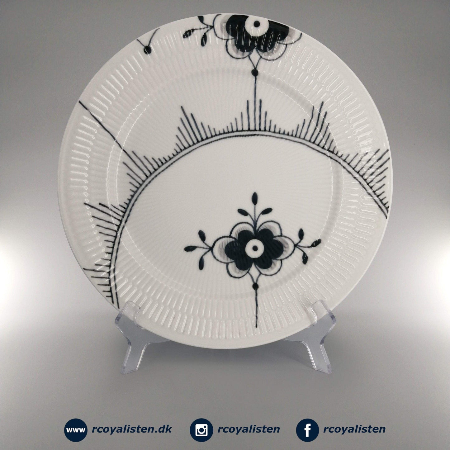 Royal Copenhagen Sort Mega Riflet Tallerken #5 (27 cm) - RCoyalisten.dk
