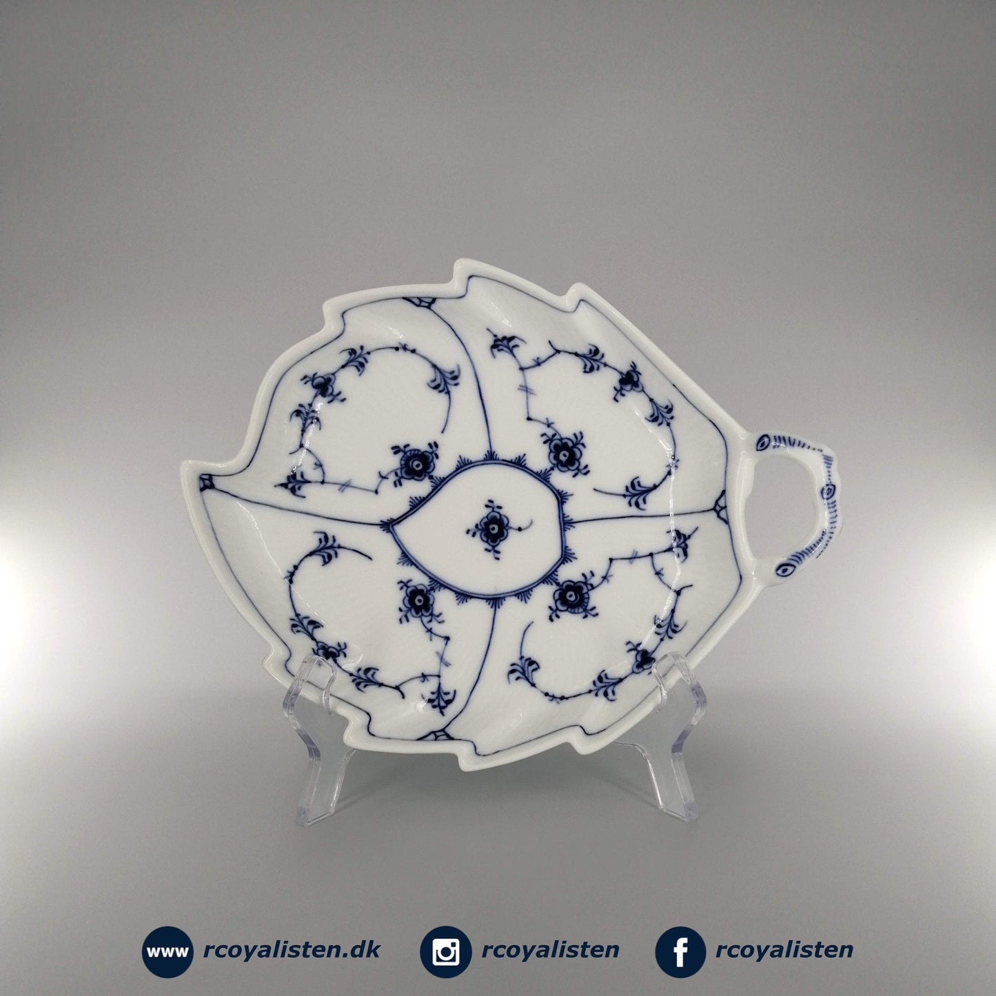 Musselmalet Riflet Bladformet Fad (23 cm) - RCoyalisten.dk