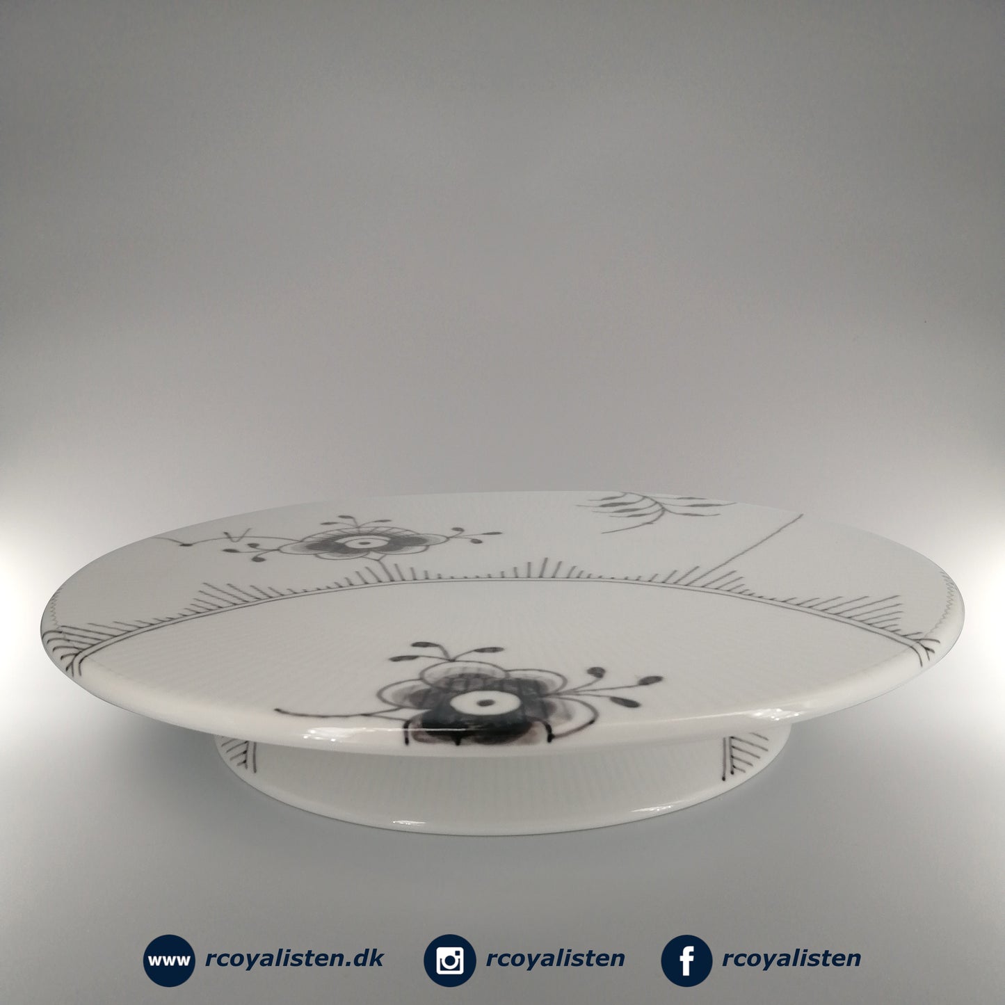 Royal Copenhagen Sort Mega Riflet Lagkagefad (32 cm) - RCoyalisten.dk