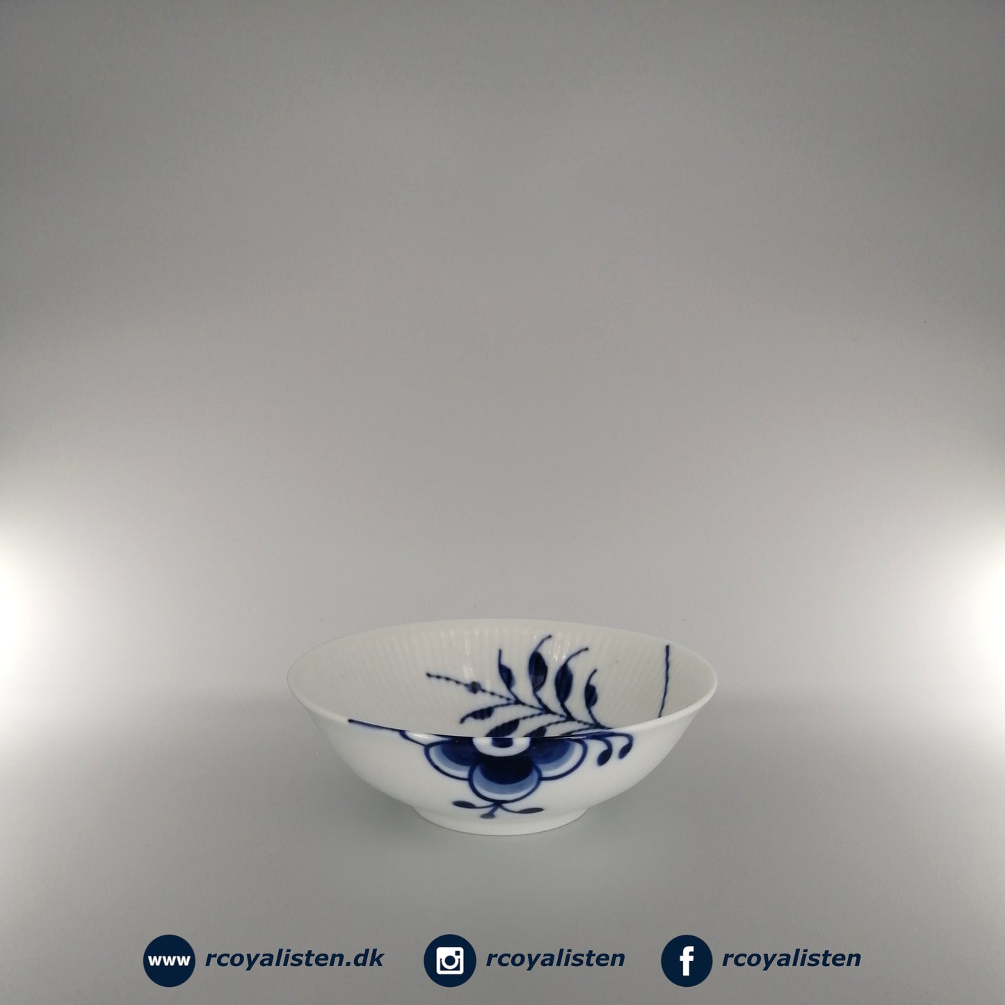 Royal Copenhagen Blå Mega Riflet Skål (16 cm / 35 cl) - RCoyalisten.dk