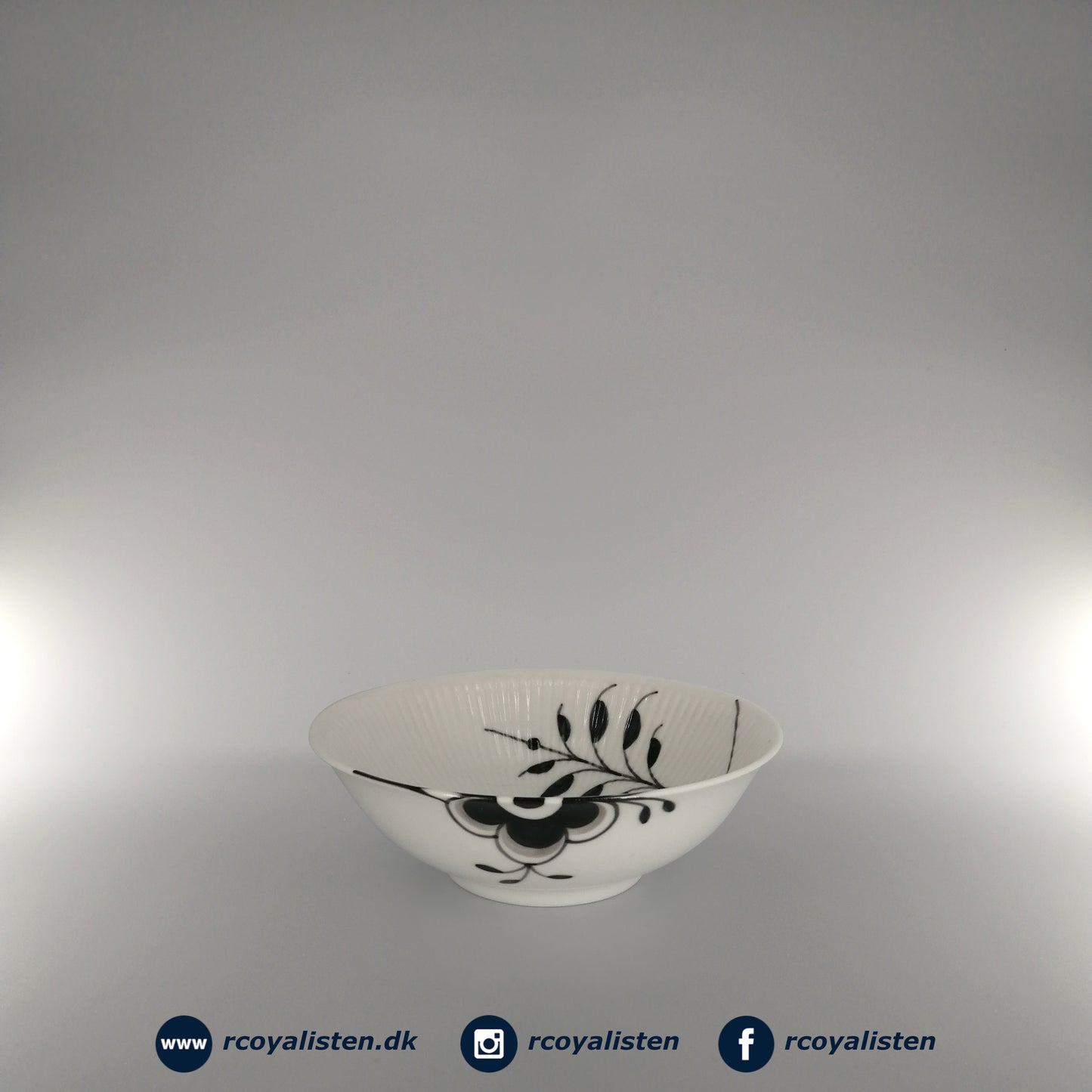 Royal Copenhagen Sort Mega Riflet Skål (16 cm / 35 cl) - RCoyalisten.dk