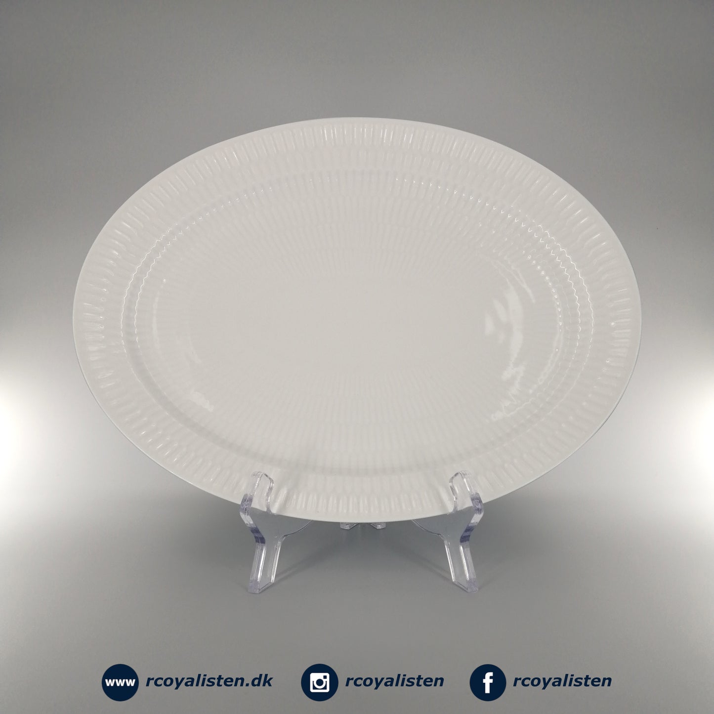 Royal Copenhagen Hvid Riflet Ovalt Fad (28 cm) - RCoyalisten.dk