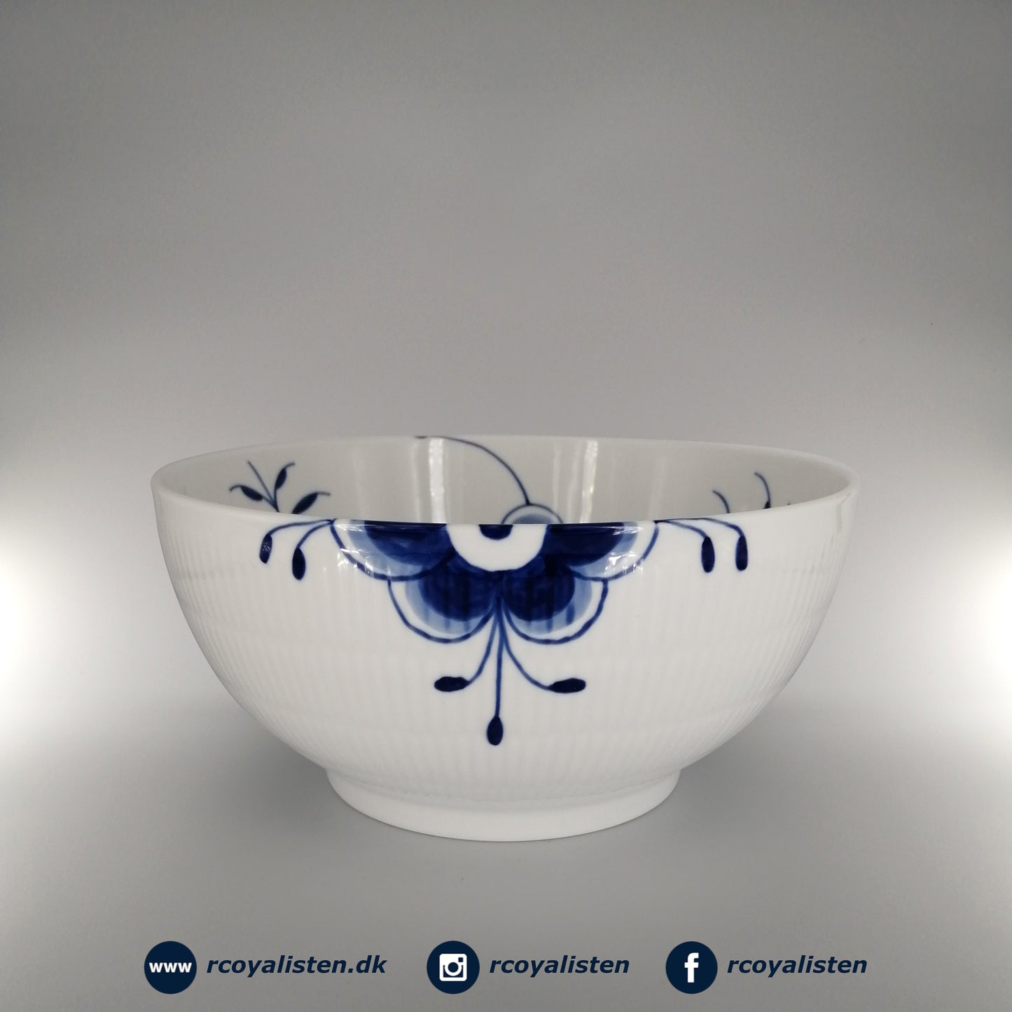 Royal Copenhagen Blå Mega Riflet Skål (24 cm / 310 cl) - RCoyalisten.dk