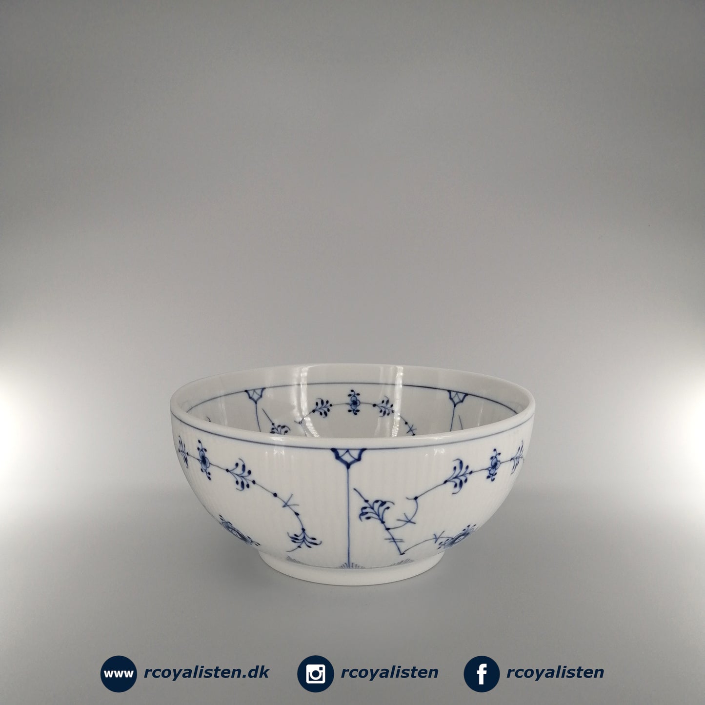 Royal Copenhagen Musselmalet Riflet Skål (18 cm / 110 cl) - RCoyalisten.dk