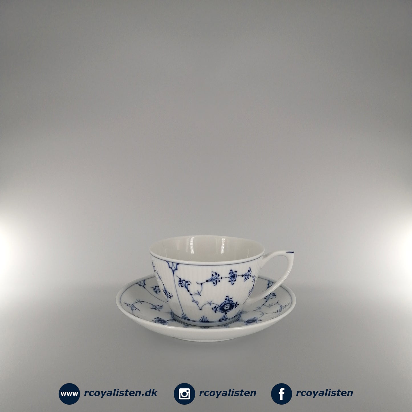 Royal Copenhagen Musselmalet Riflet Kop med Underkop (25 cl) - RCoyalisten.dk