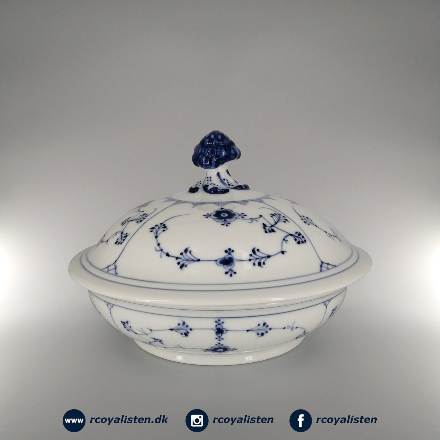 Royal Copenhagen Musselmalet Riflet Lågfad Rundt (24,5 cm / 120 cl) - RCoyalisten.dk