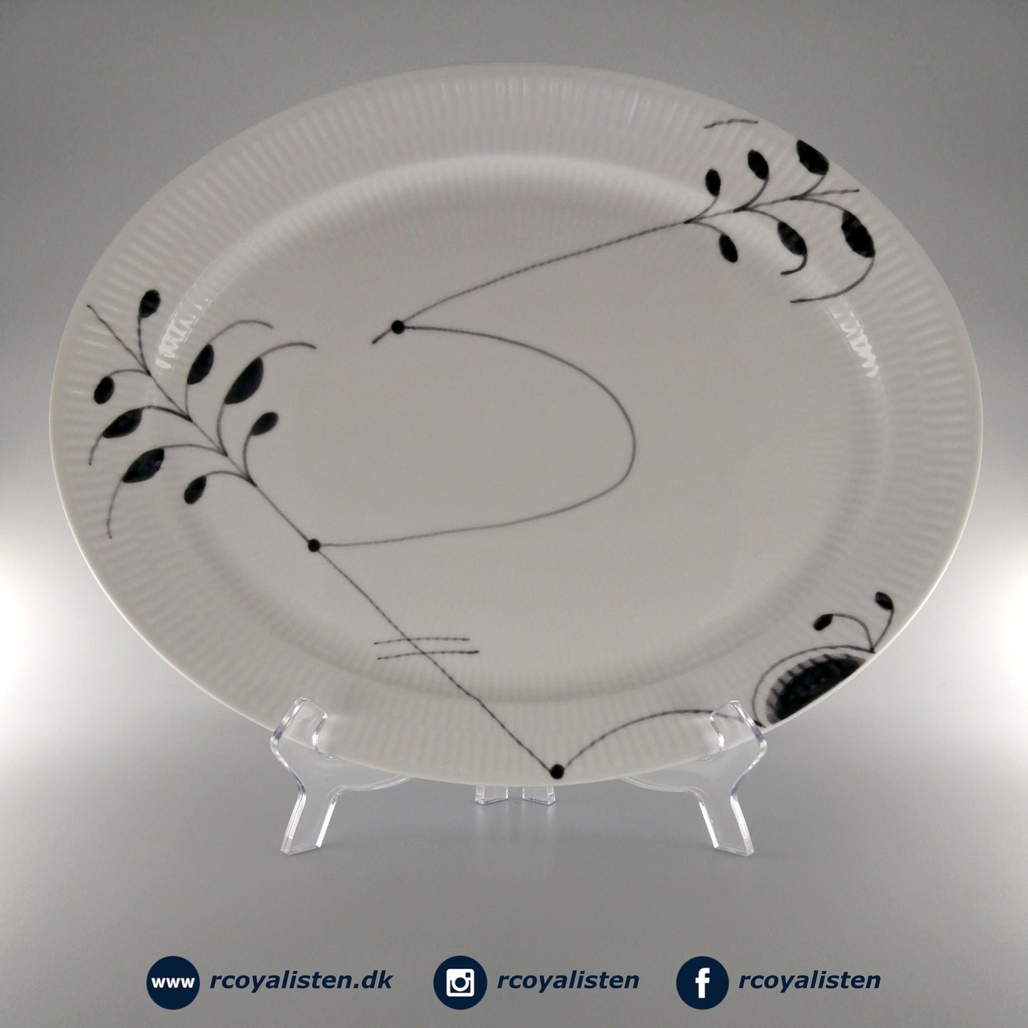 Royal Copenhagen Sort Mega Riflet Ovalt Fad (34 cm) - RCoyalisten.dk
