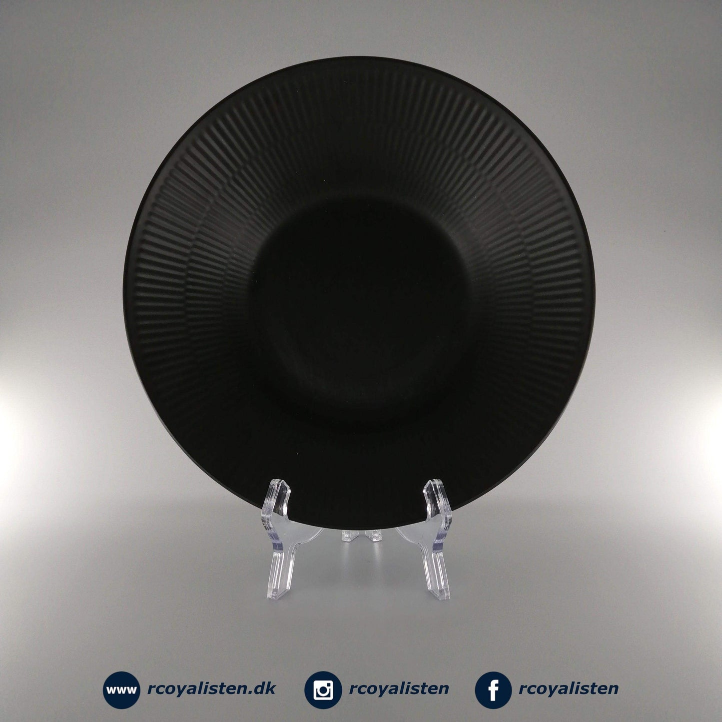 Sort Riflet Dyb Tallerken (24 cm) - RCoyalisten.dk