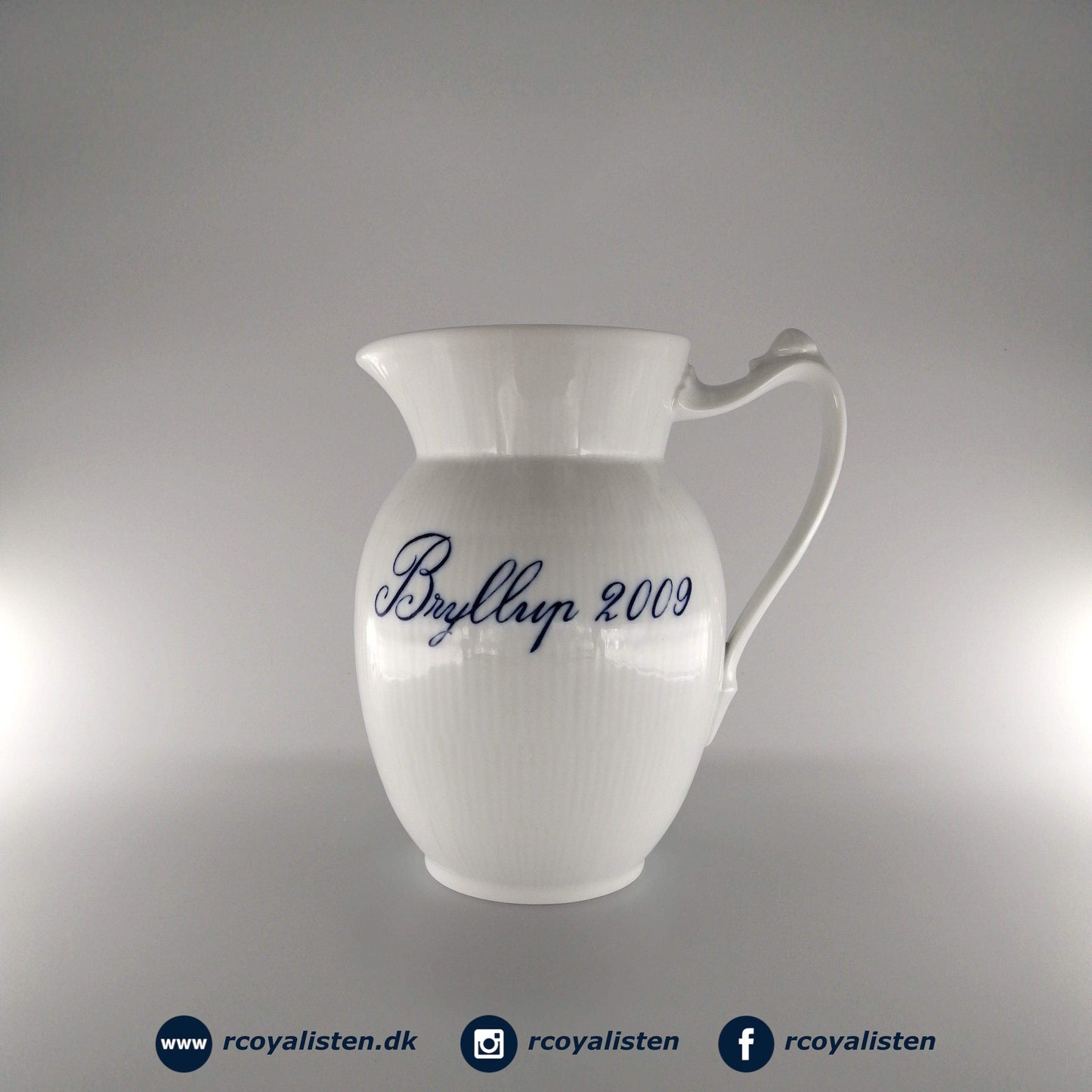 Hvid Riflet Kande (19,5 cm / 170 cl) - Bryllup 2009 - RCoyalisten.dk
