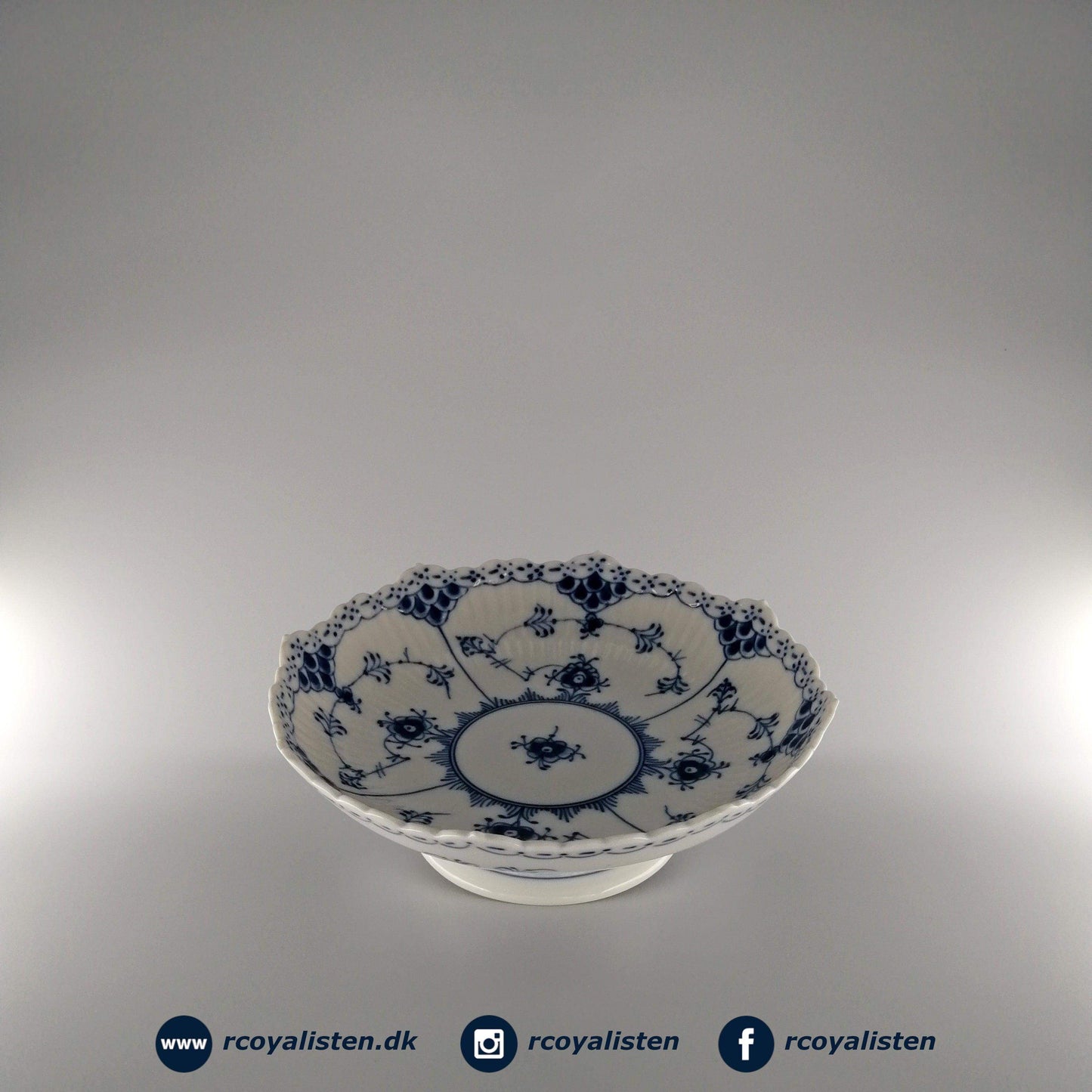 Royal Copenhagen Musselmalet Halvblonde Skål på Fod (17,5 cm) - RCoyalisten.dk