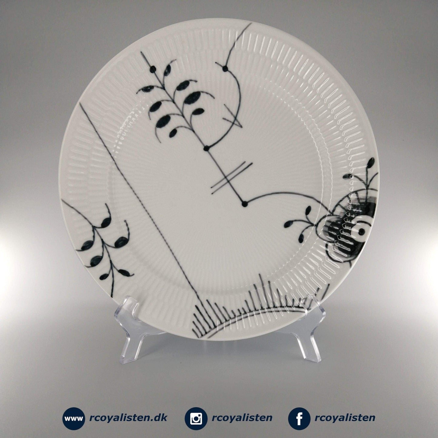 Royal Copenhagen Sort Mega Riflet Tallerken #3 (27 cm) - RCoyalisten.dk