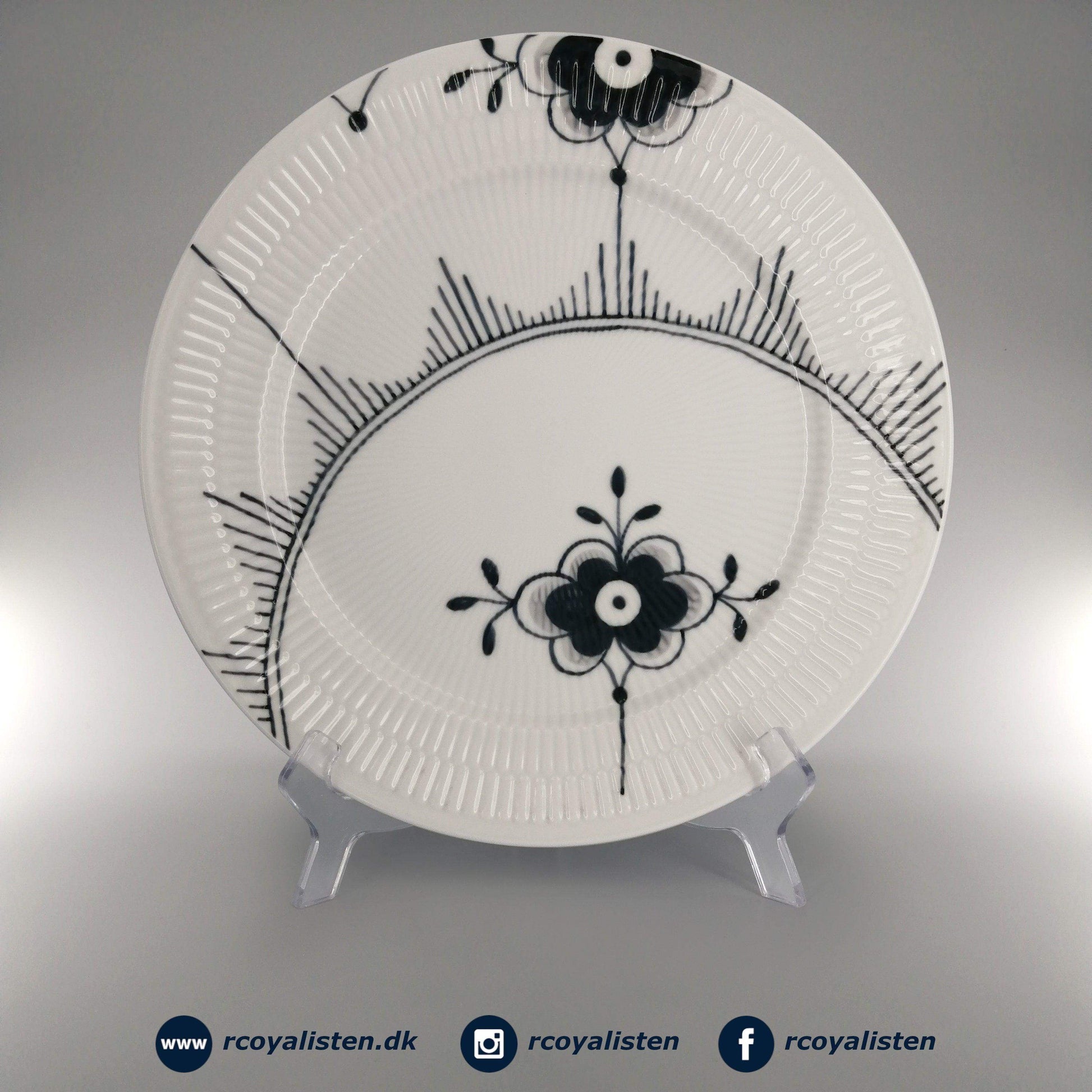 Royal Copenhagen Sort Mega Riflet Tallerken #5 (27 cm) - RCoyalisten.dk