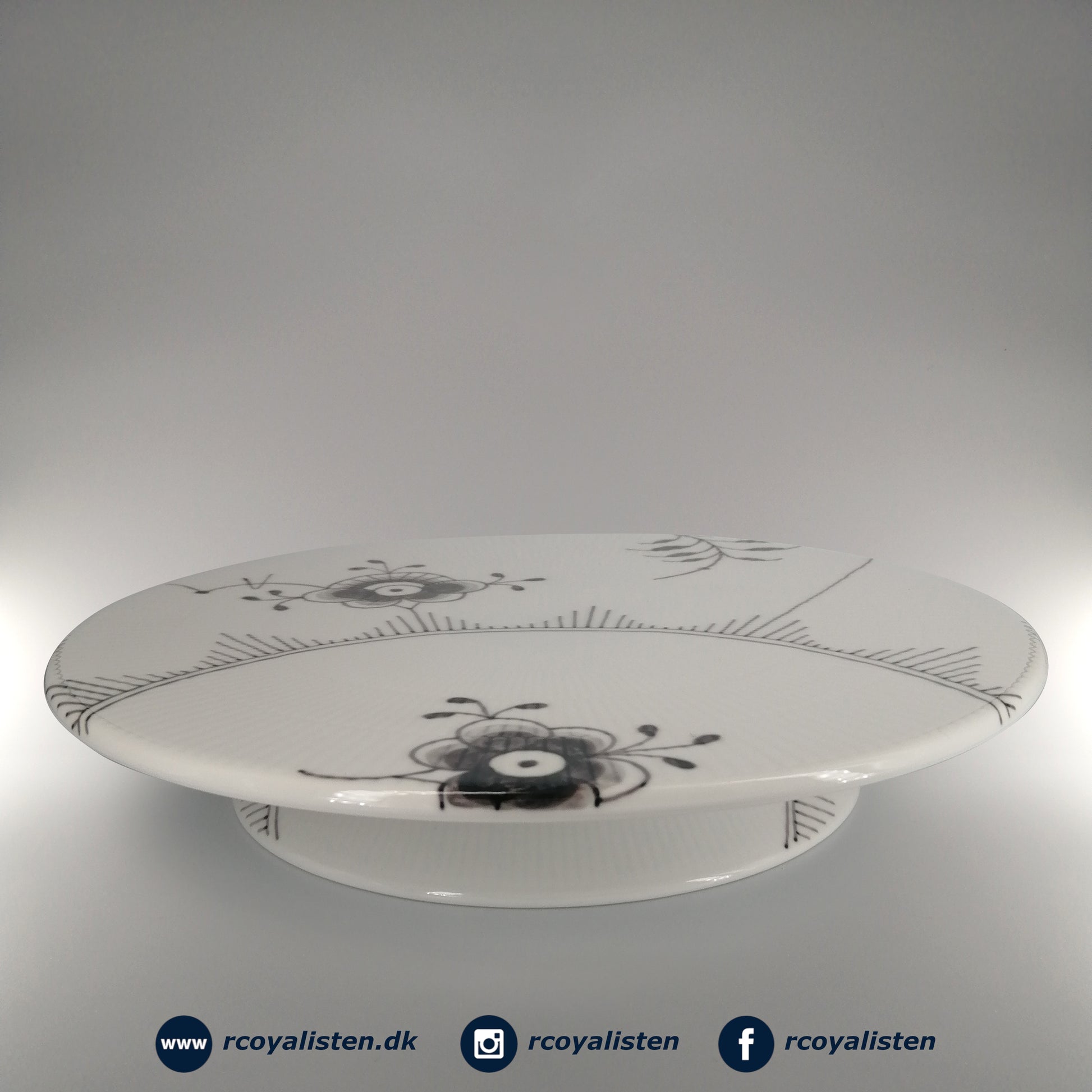 Royal Copenhagen Sort Mega Riflet Lagkagefad (32 cm) - RCoyalisten.dk