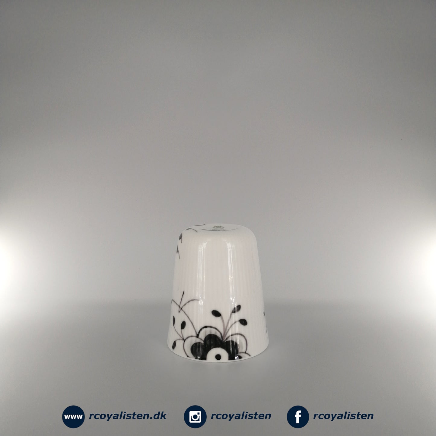 Royal Copenhagen Sort Mega Riflet Termokop (29 cl) - RCoyalisten.dk
