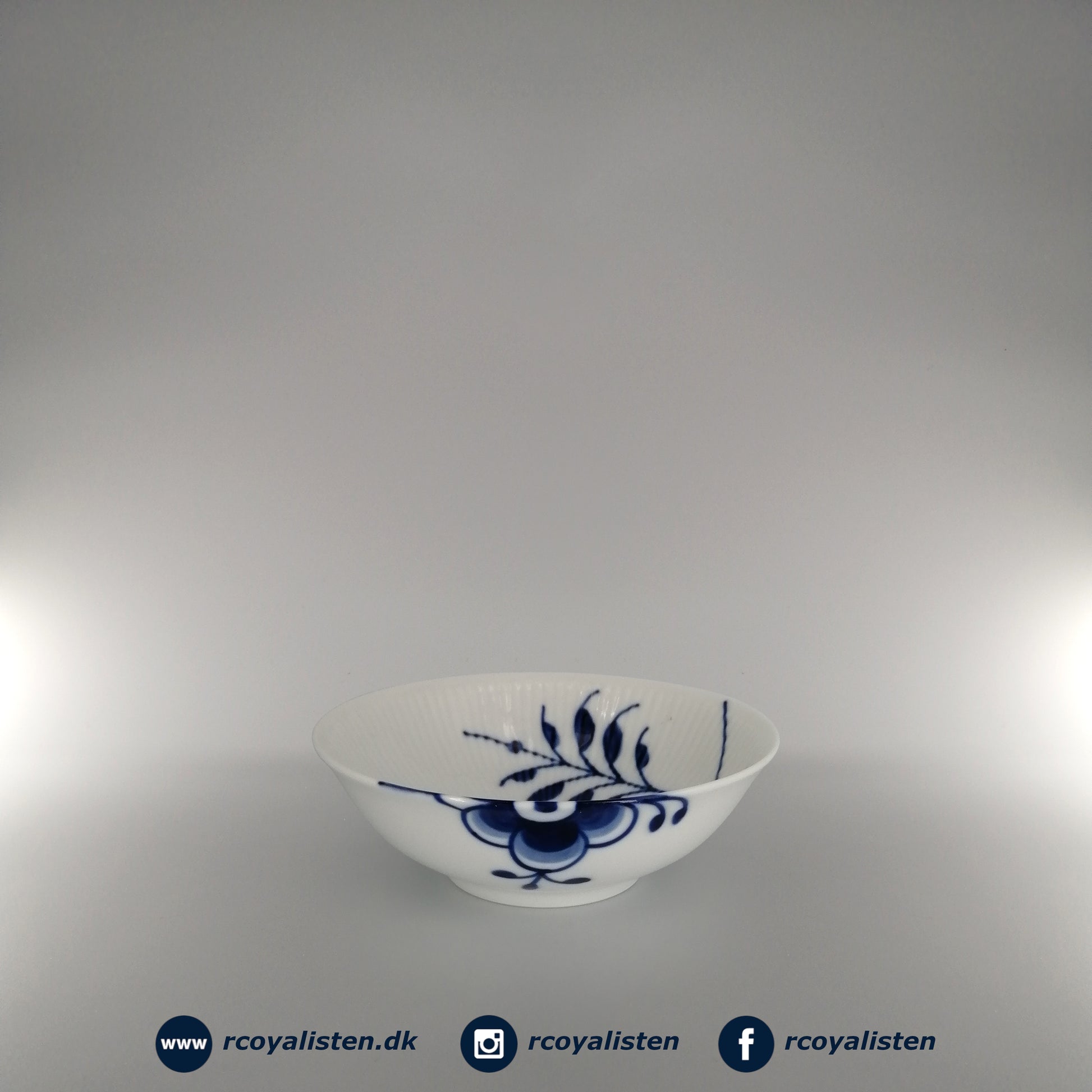 Royal Copenhagen Blå Mega Riflet Skål (16 cm / 35 cl) - RCoyalisten.dk