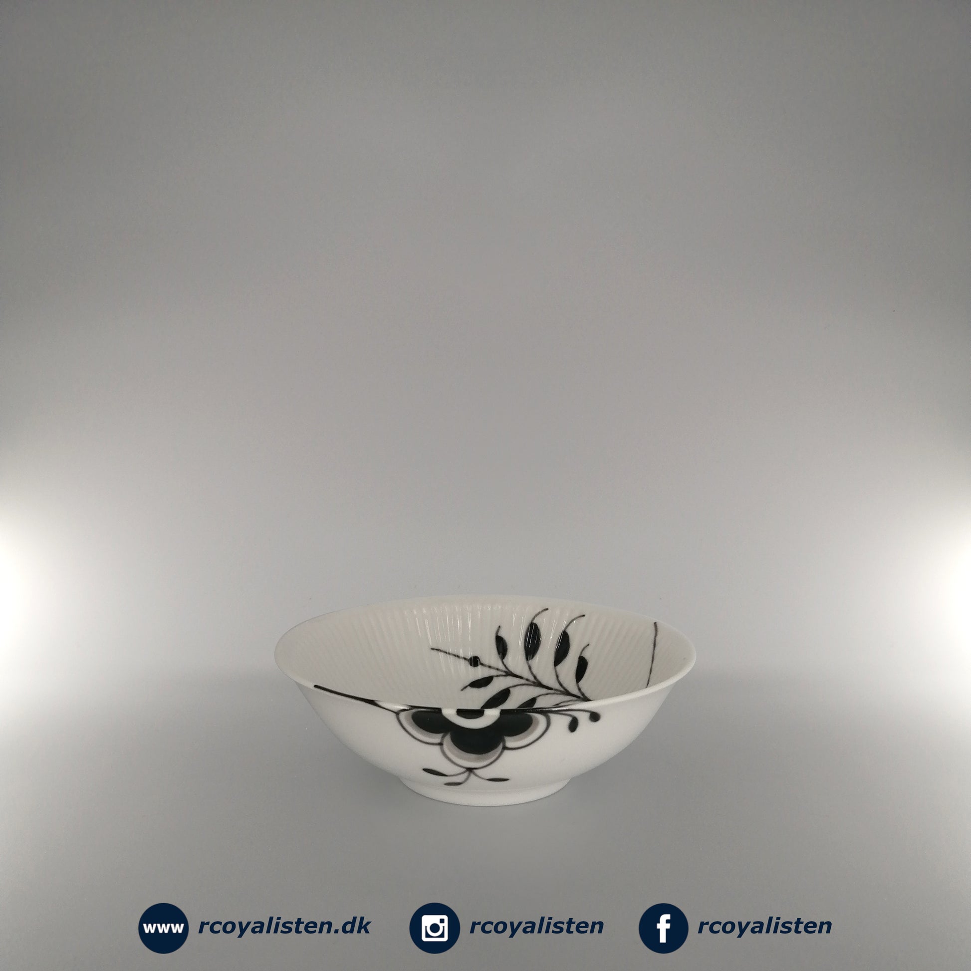 Royal Copenhagen Sort Mega Riflet Skål (16 cm / 35 cl) - RCoyalisten.dk