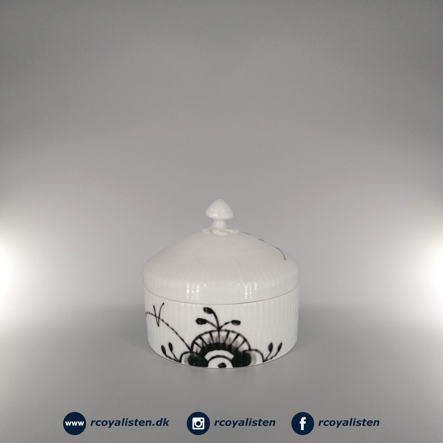 Royal Copenhagen Sort Mega Riflet Bonbonniere (11 cm / 54 cl) - RCoyalisten.dk