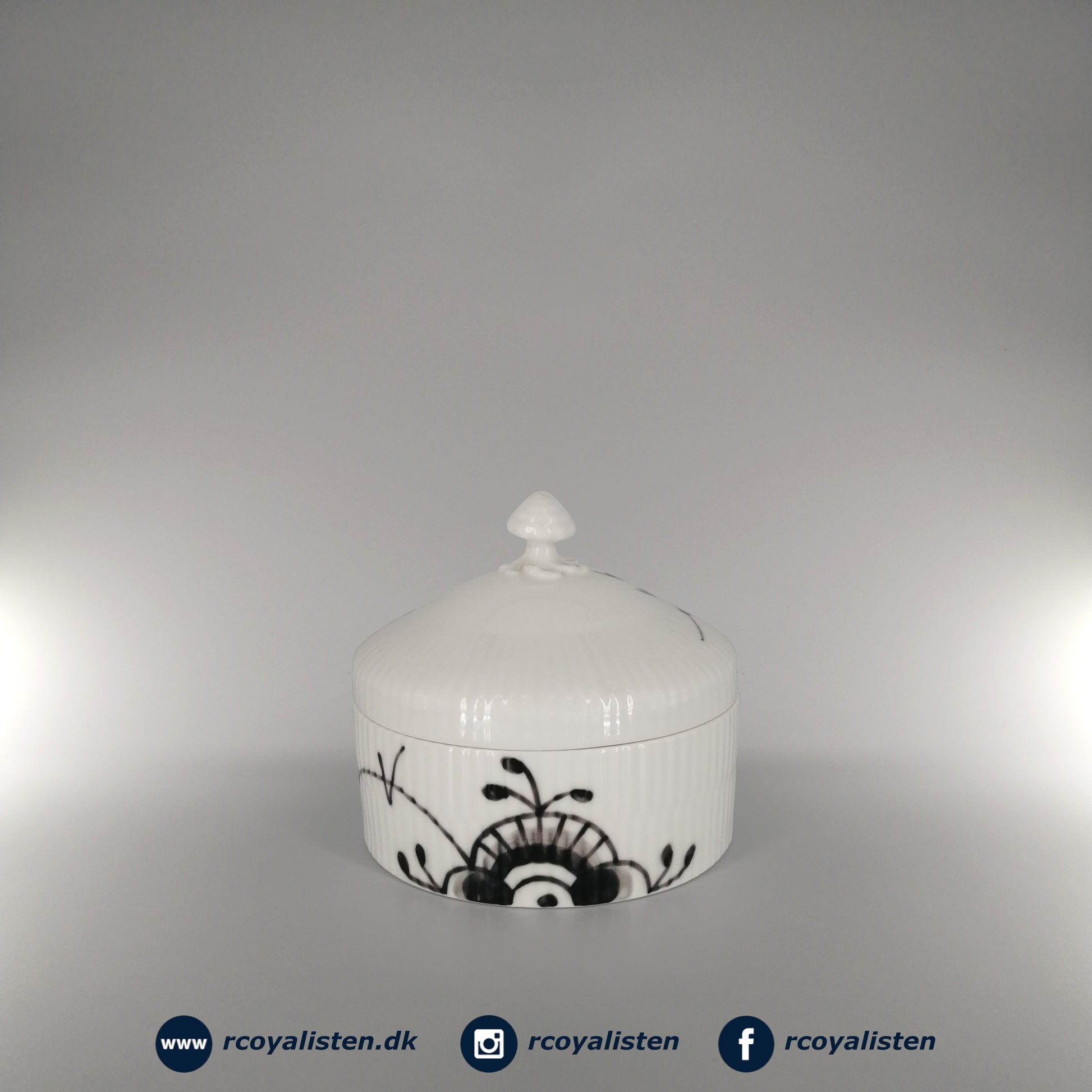 Royal Copenhagen Sort Mega Riflet Bonbonniere (11 cm / 54 cl) - RCoyalisten.dk