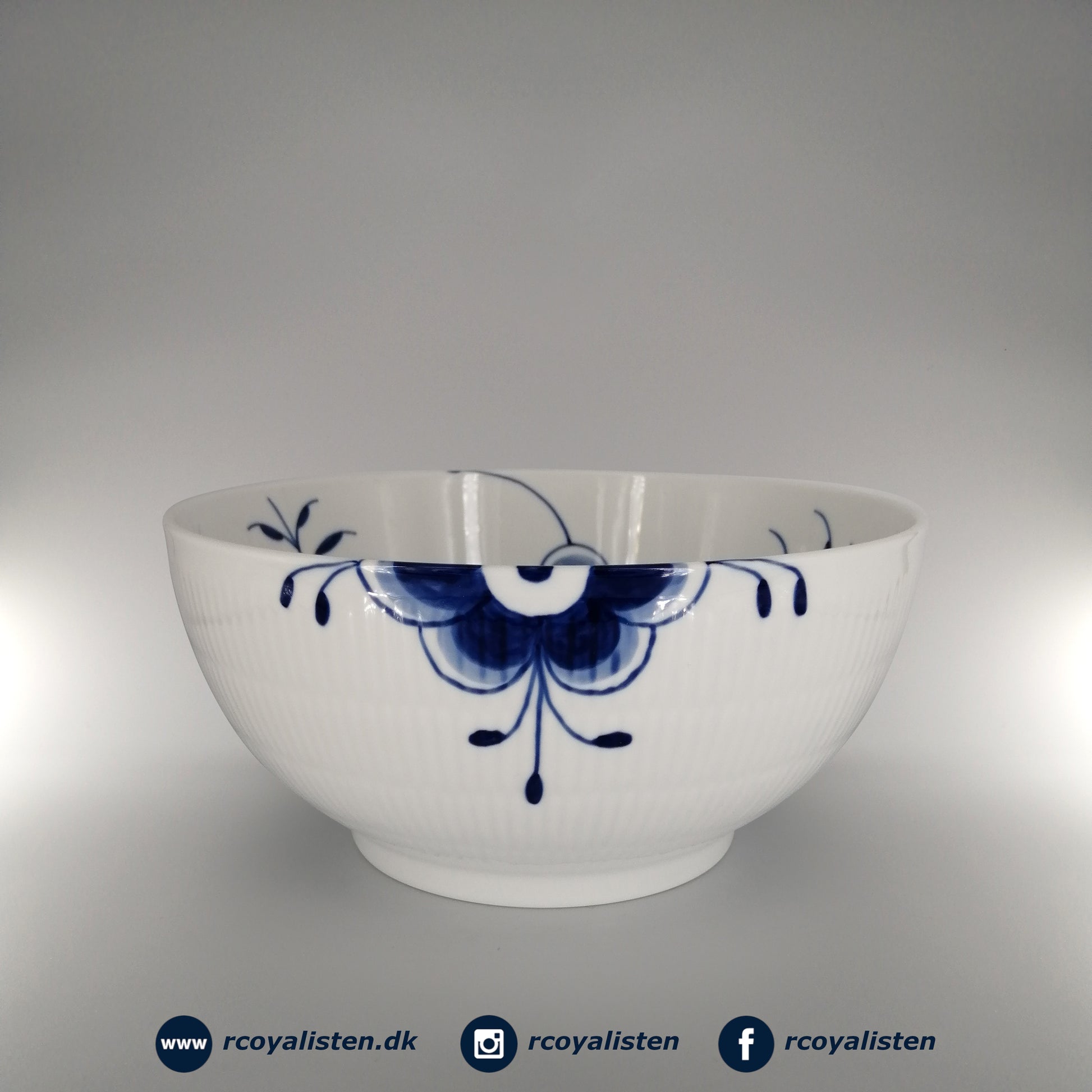 Royal Copenhagen Blå Mega Riflet Skål (24 cm / 310 cl) - RCoyalisten.dk
