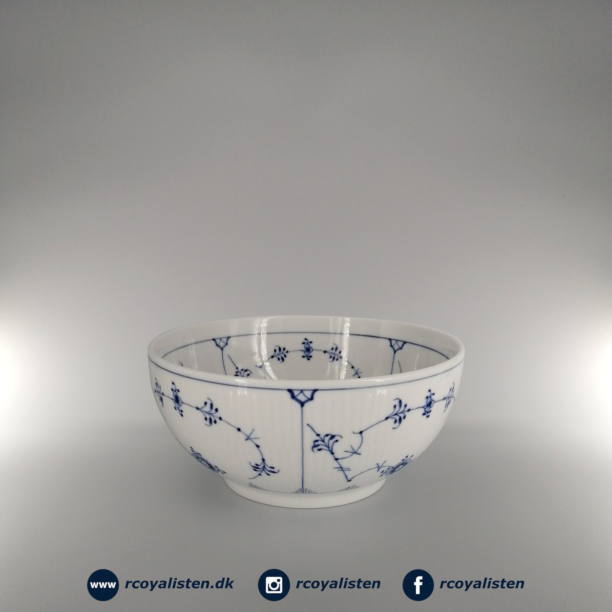 Royal Copenhagen Musselmalet Riflet Skål (18 cm / 110 cl) - RCoyalisten.dk