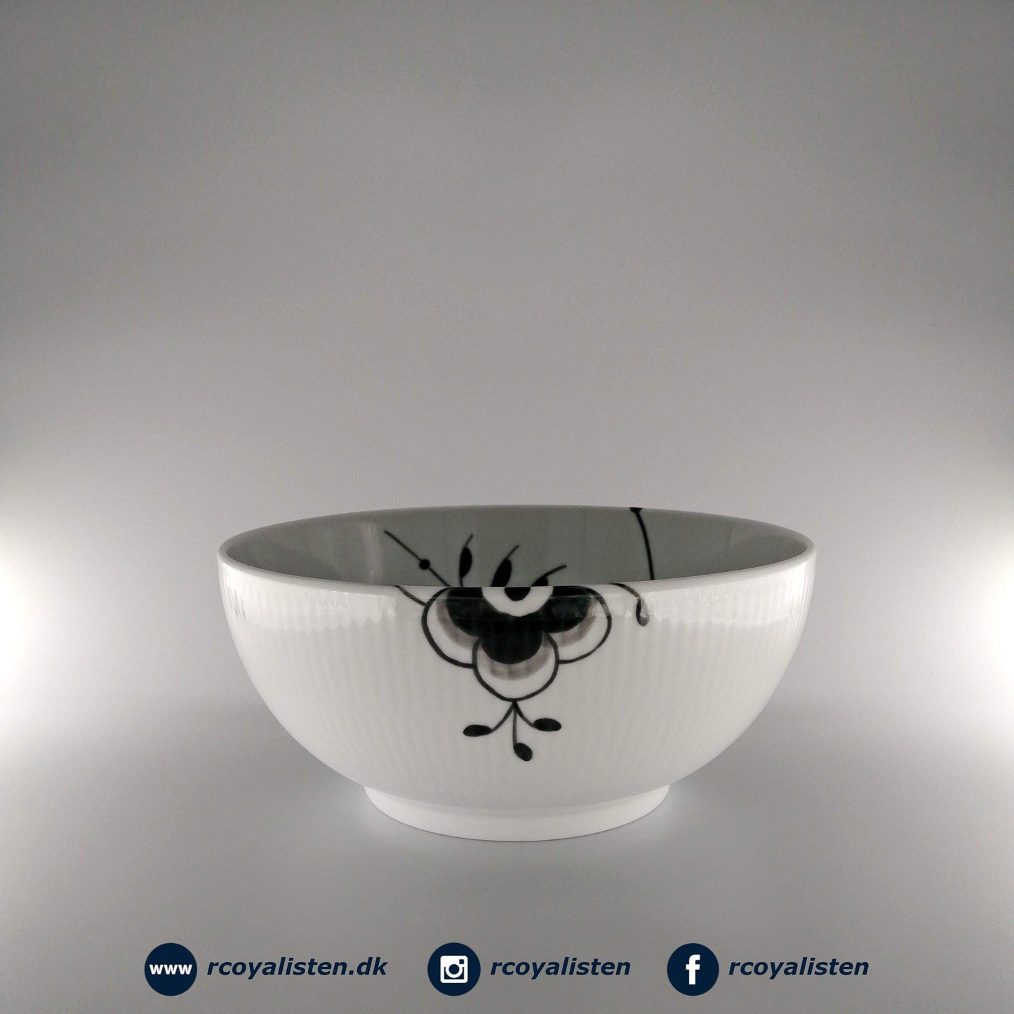Royal Copenhagen Sort Mega Riflet Skål (21 cm) - RCoyalisten.dk