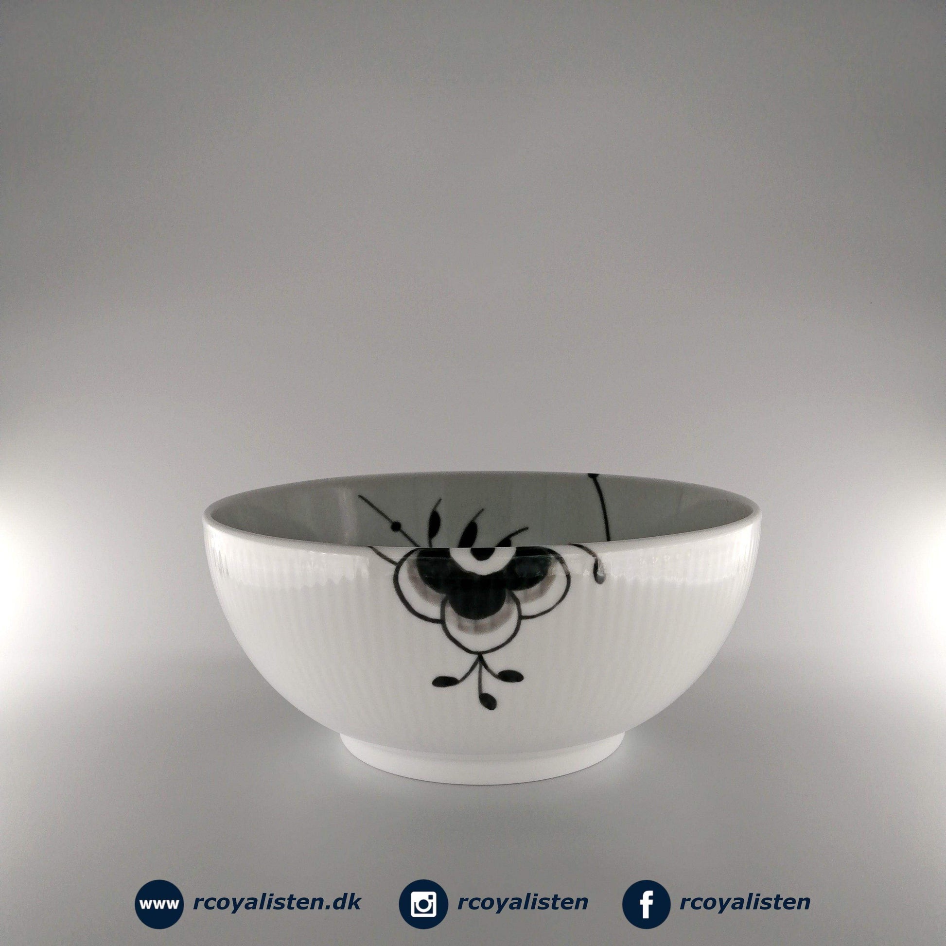 Royal Copenhagen Sort Mega Riflet Skål (21 cm) - RCoyalisten.dk