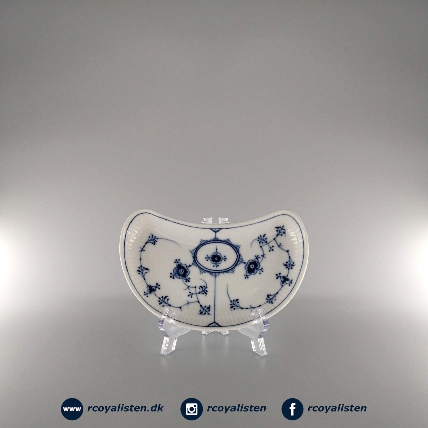 Royal Copenhagen Musselmalet Riflet Asiet Måneformet (17 cm) - RCoyalisten.dk