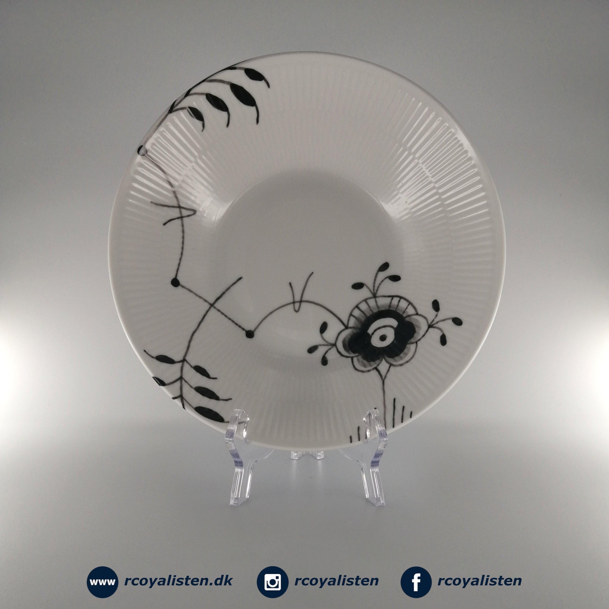 Royal Copenhagen Sort Mega Riflet Dyb Tallerken #6 (24 cm) - RCoyalisten.dk