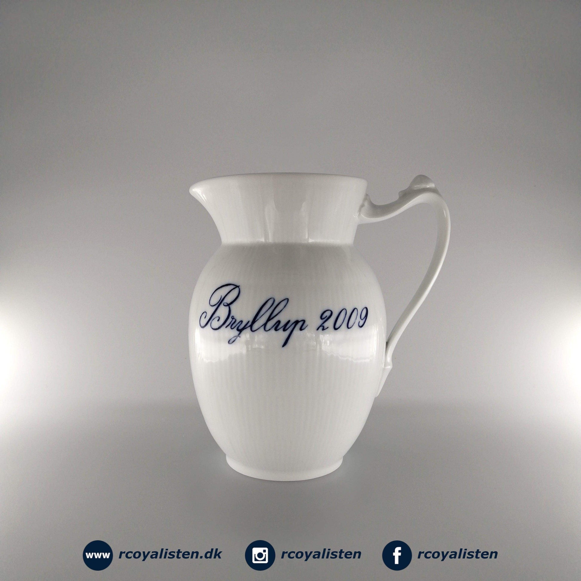 Royal Copenhagen Hvid Riflet Kande (170 cl) - Bryllup 2009 - RCoyalisten.dk