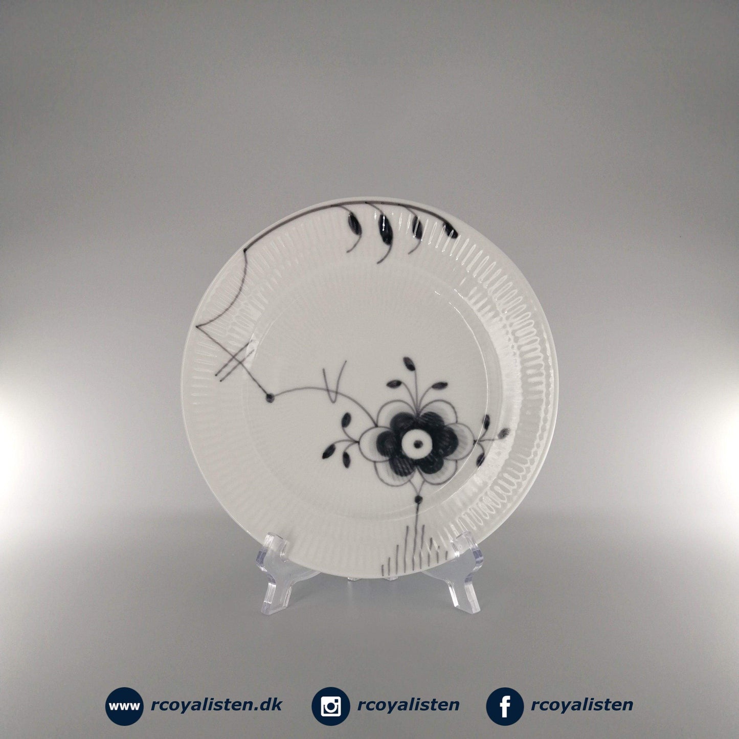 Royal Copenhagen Sort Mega Riflet Tallerken #6 (19 cm) - RCoyalisten.dk