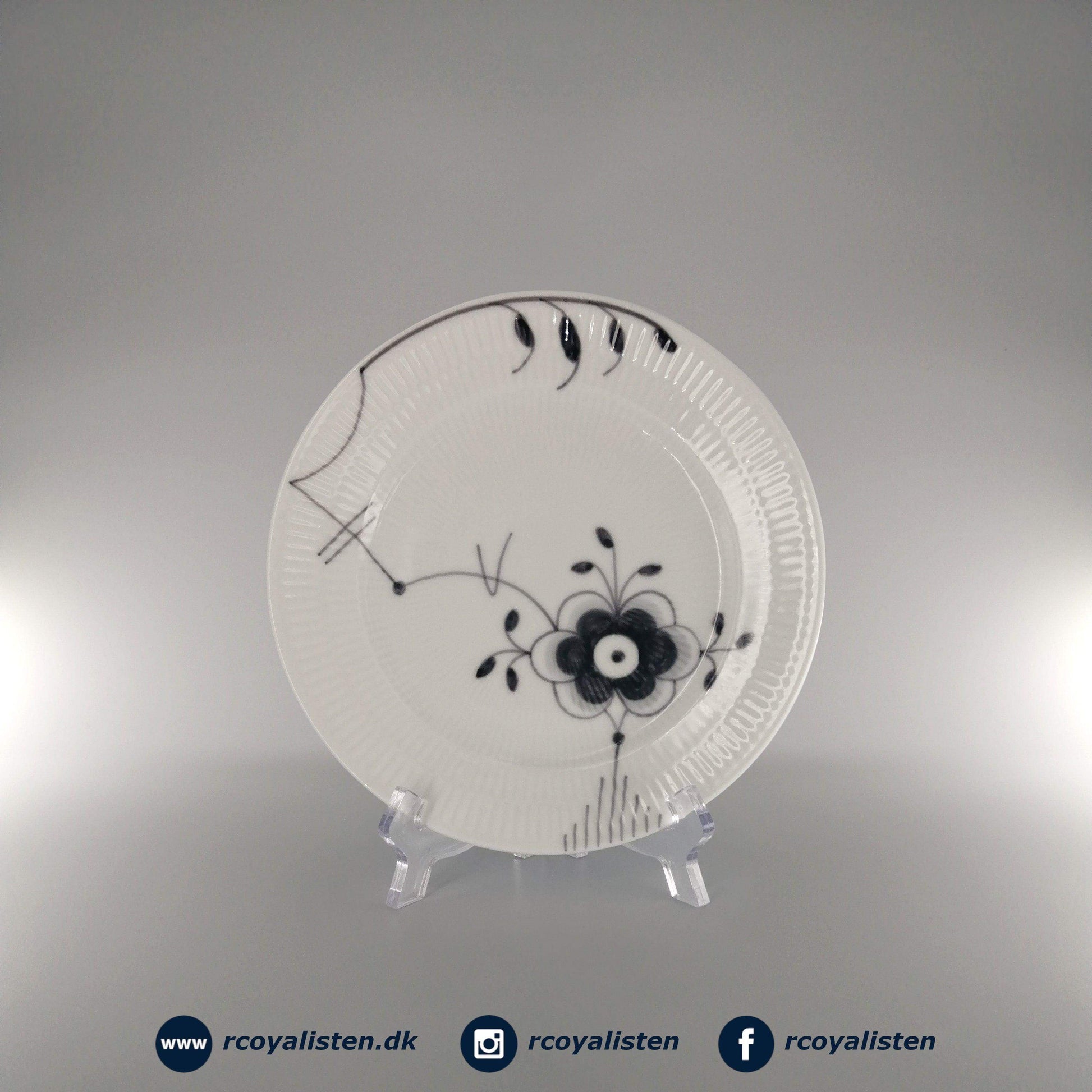 Royal Copenhagen Sort Mega Riflet Tallerken #6 (19 cm) - RCoyalisten.dk